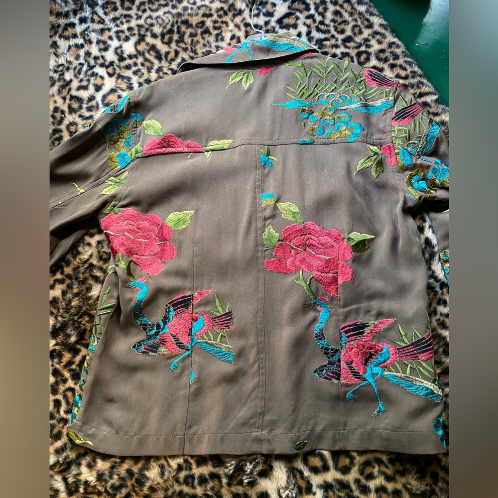 Beautiful 🌺 Embroidered SILK floral bird fitted blouse / jacket. - Picture 2 of 9
